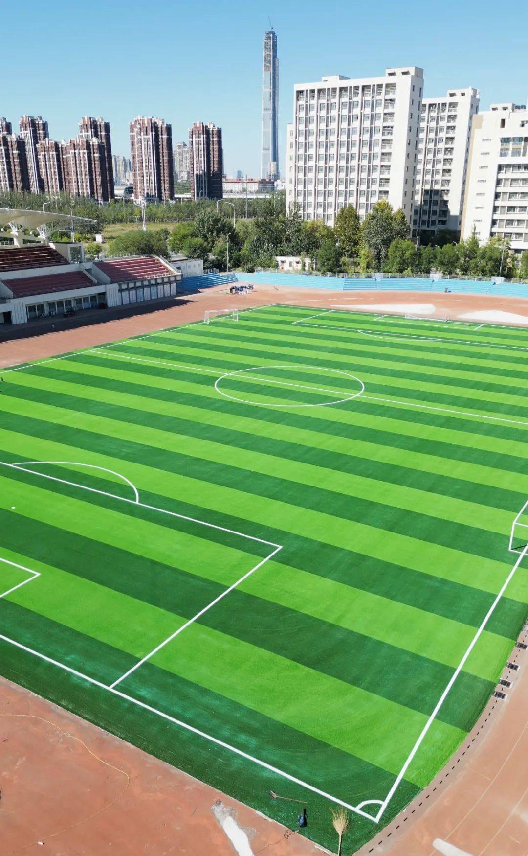 望星足球场焕然一新!