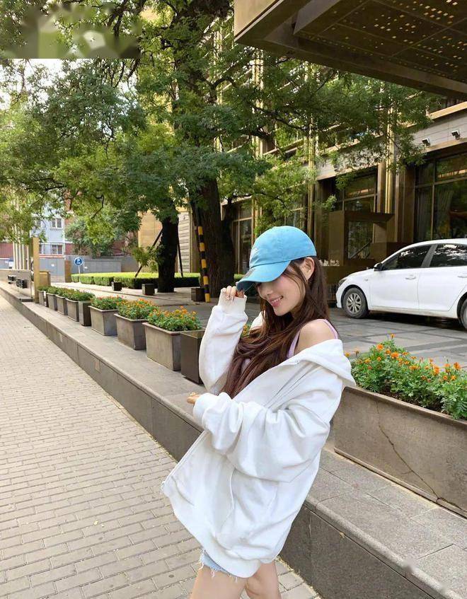 李小璐拍写真放飞自我!穿奶白衬衫只系一颗扣,43岁又纯又欲嫩似蜜桃