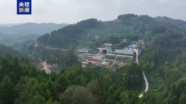 渝万高铁大岭隧道顺利贯通