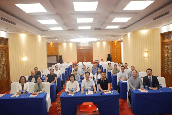 会议议程首先由何枫秘书对