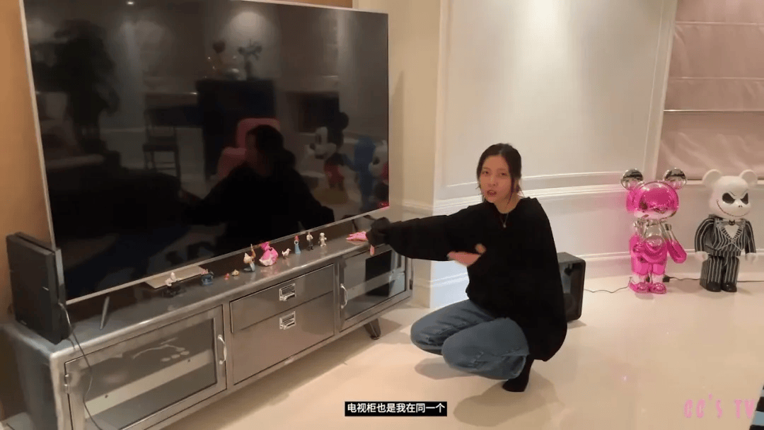 跟张一山分手后,宋妍霏独居上海豪宅:全屋乱糟糟,却美上了热搜!