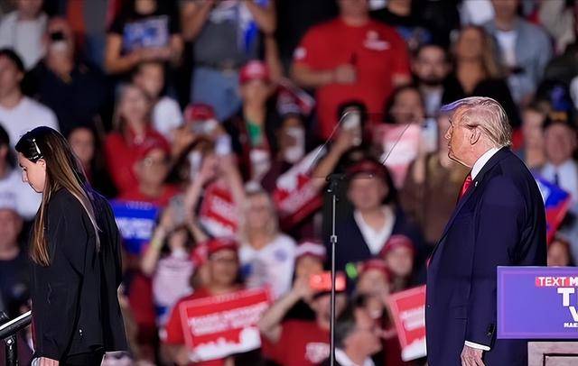 特朗普集会 "哑火",怒斥工作人员,奥巴马夫妇助力哈里斯竞选