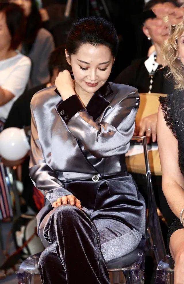 看了许晴的穿搭,我悟了:过了50的女人,不露背不露腰,才更高级