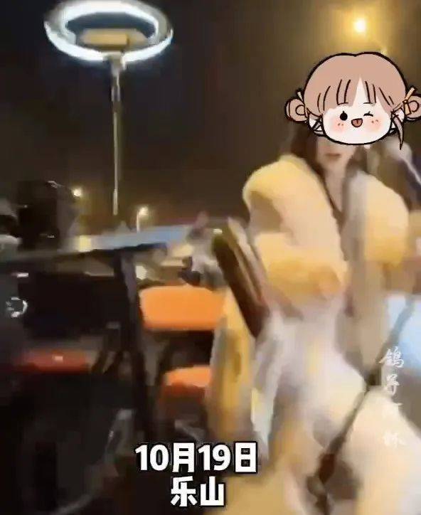 女主播马路边直播时被撞!