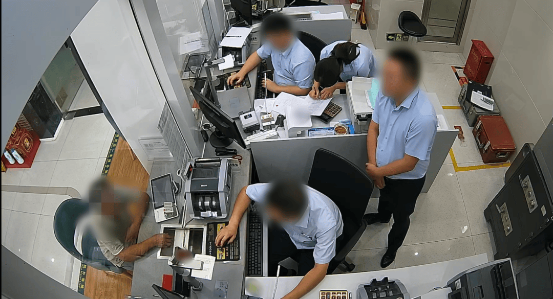 分子便"贴心"的给何某转账 两万元，再让其将钱转到指定账户上" 刷流水"。 将计就计-取钱当日，何某