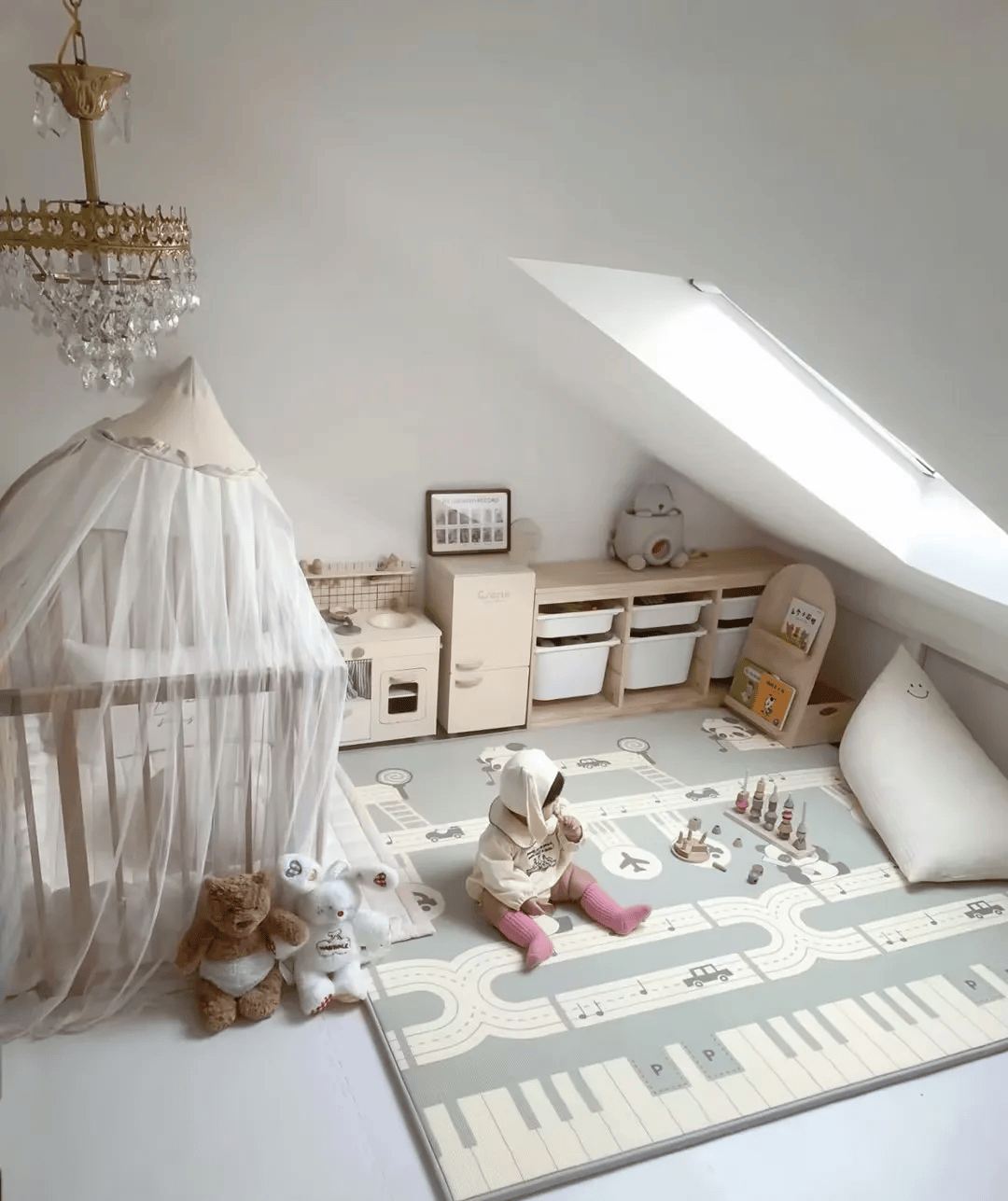 如果你家里有小朋友,那么将阁楼改造成一个儿童游乐室将是一个绝佳的