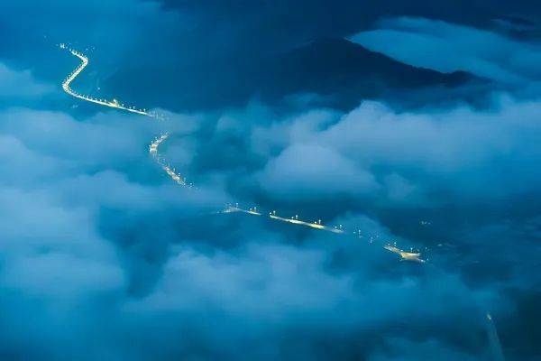 华顺 (泉州)《庆丰收稻田拔河赛》叶德生 (南平)《元阳新画卷》徐天荣