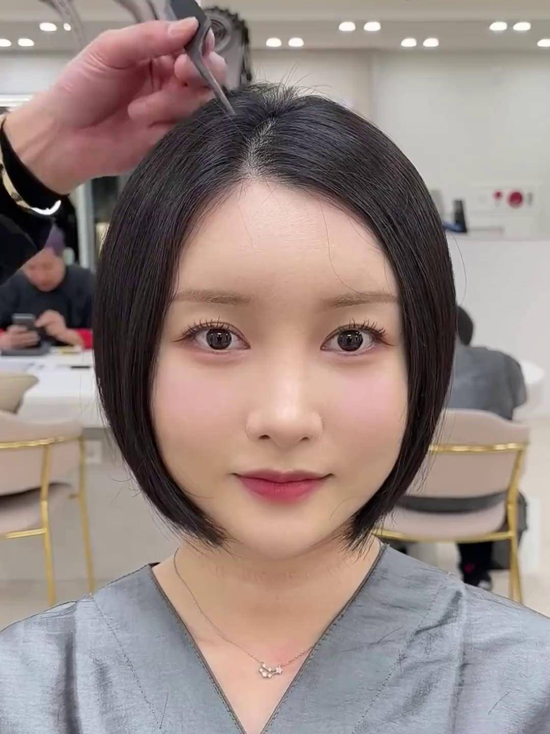 蓬松高颅顶显脸小~~ 发型设计 方圆脸女生适合的发型 蓬松烫