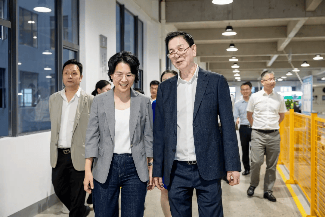 华泰董事长 老婆图片