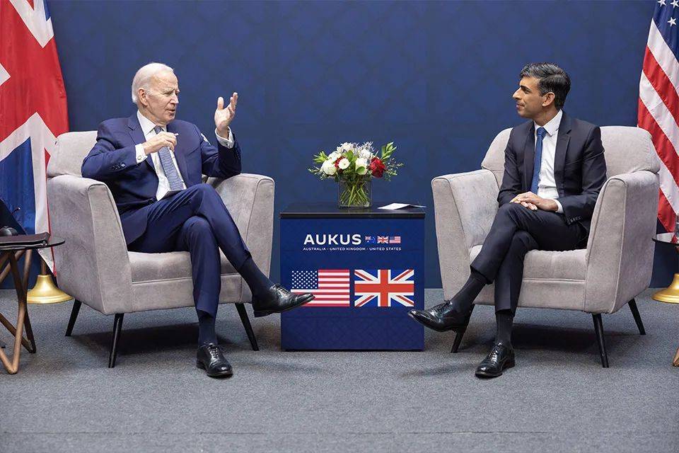 特朗普杠上英国首相:你操控美国选举!