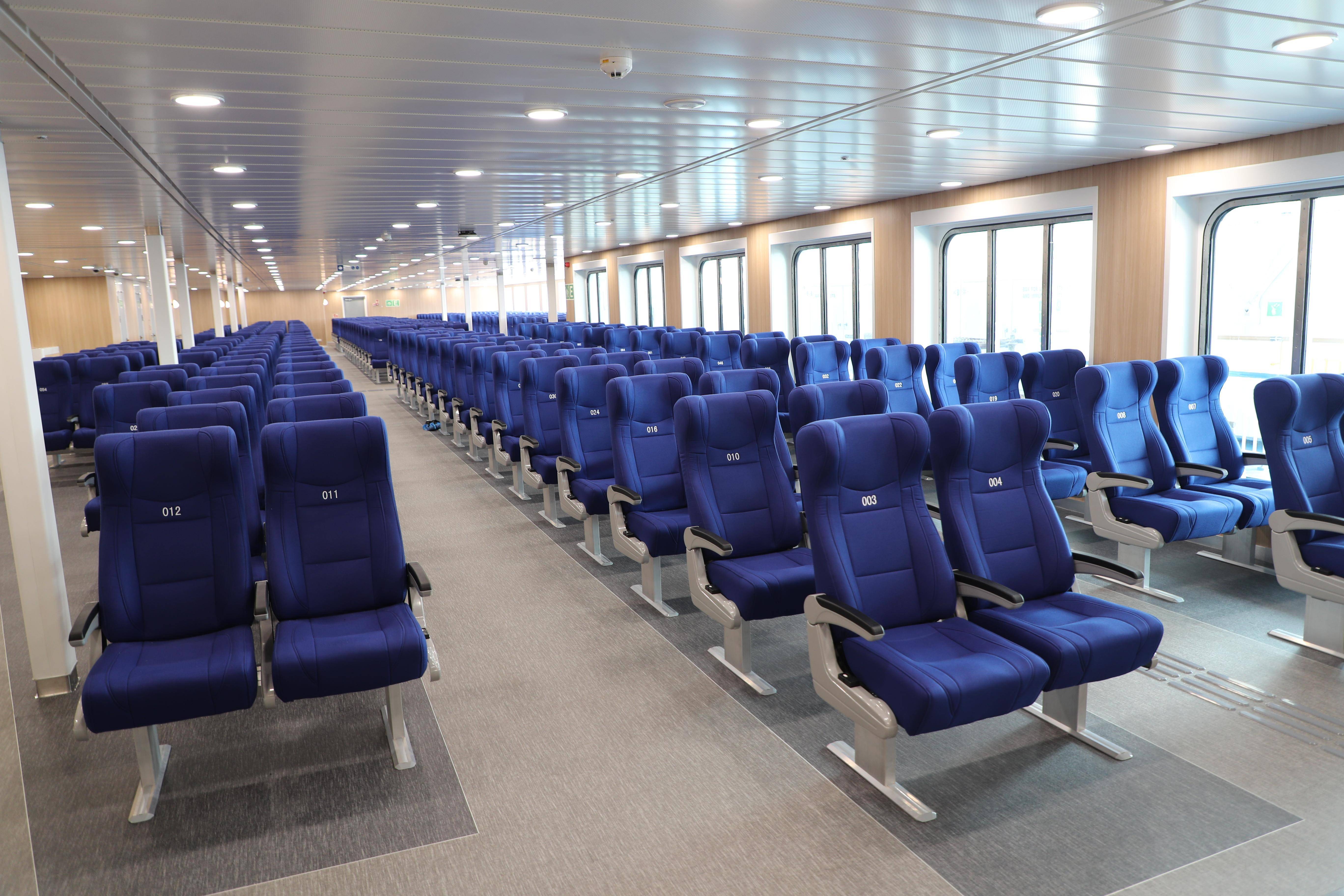 "中国制造"扬帆出海!国内首艘自主研发的豪华客滚船在广州命名交付