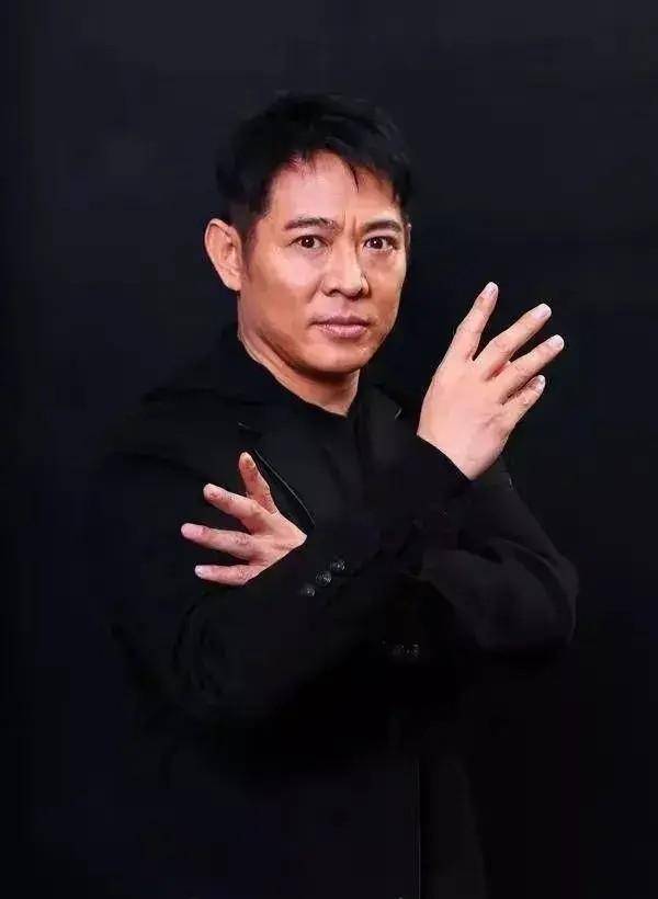 61岁刘德华对比60岁李连杰,自然老去和医美老去差别一目了然_生活