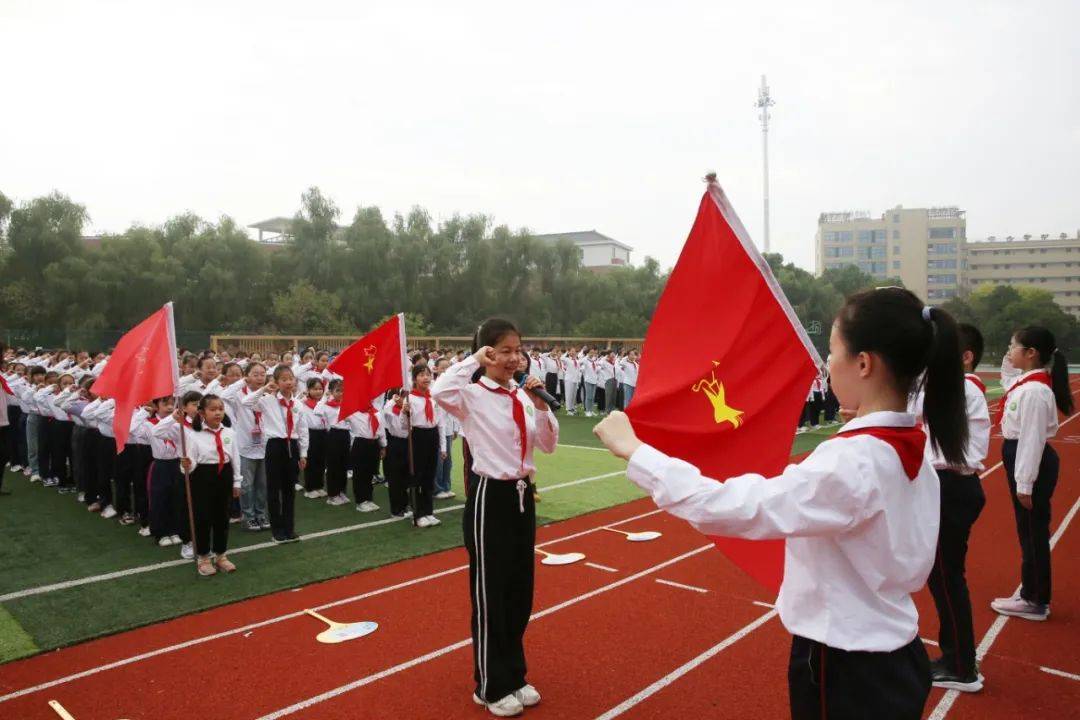 星星火炬添光彩 薪火相传踏征程