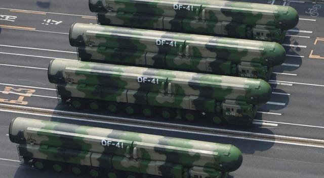 两排东风-26亮相后，美国发布核报告：解放军导弹旅发射车更多了