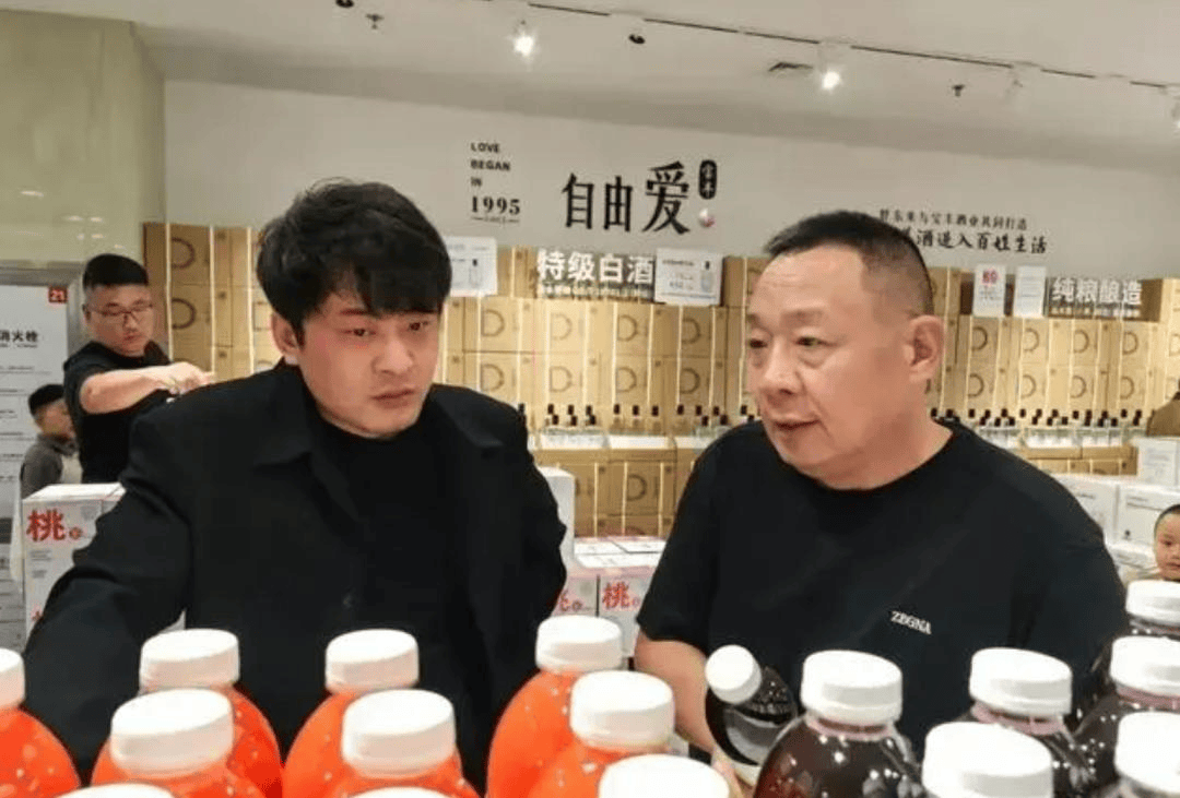 10月2日,辛巴曾带领团队到许昌胖东来参观学习,与胖东来董事长于东来
