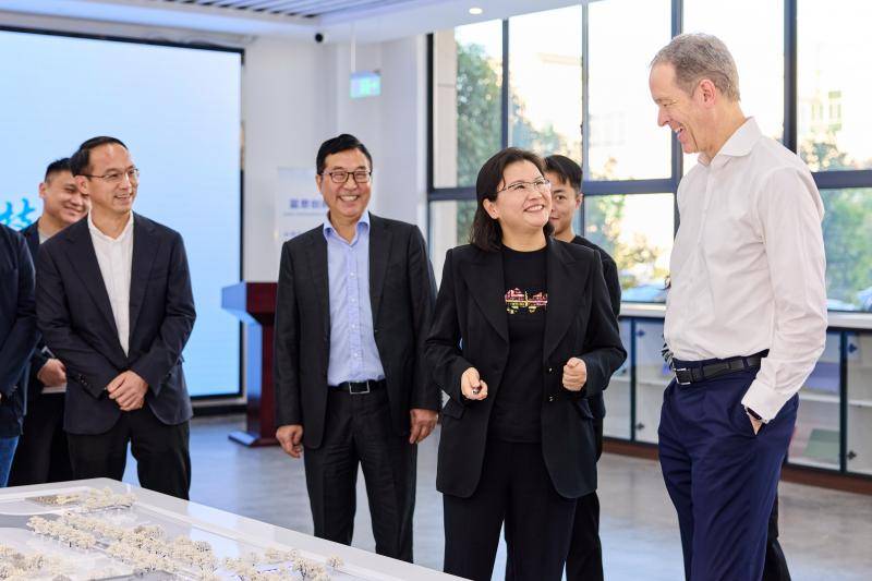杰夫威廉姆斯在蓝思科技董事长周群飞的陪同下参观了 iphone 后盖玻璃