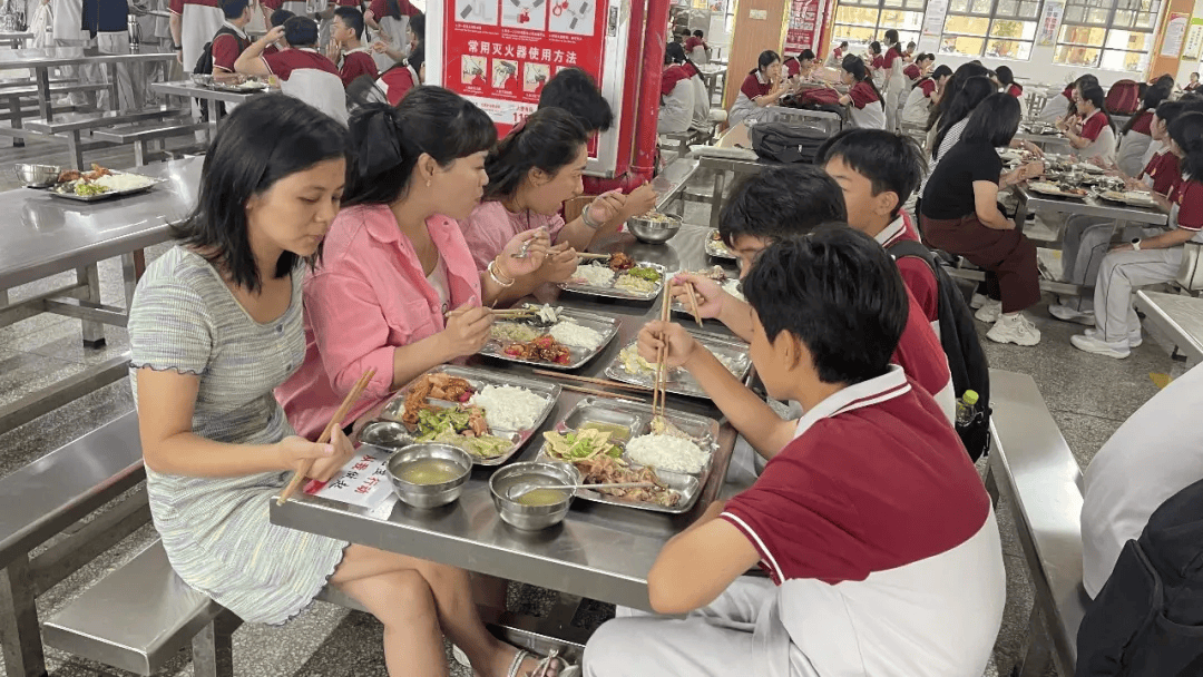 新疆实验中学食堂图片