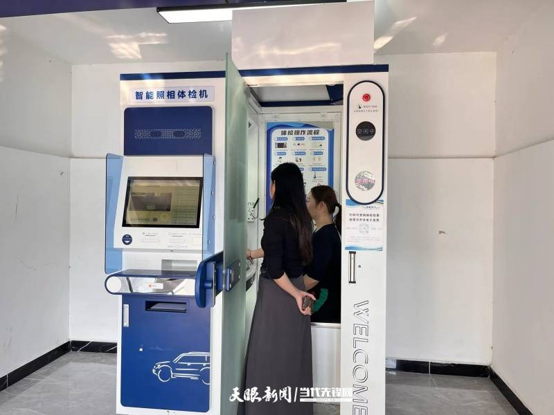 据了解,在24小时无人车管所,市民只需刷身份证,人脸识别后,即可进门