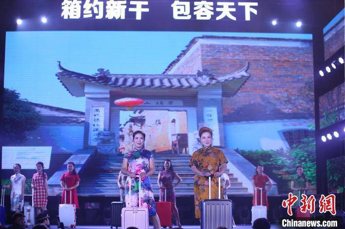 江西新干完美体育下载上演箱包T台秀 当地民众演绎时尚新风潮(图8)