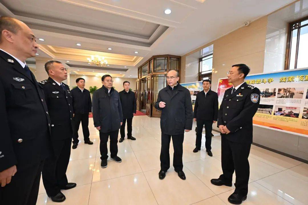 许勤来到省公安厅扫黑办,听取常态化扫黑除恶工作介绍,了解线索受理