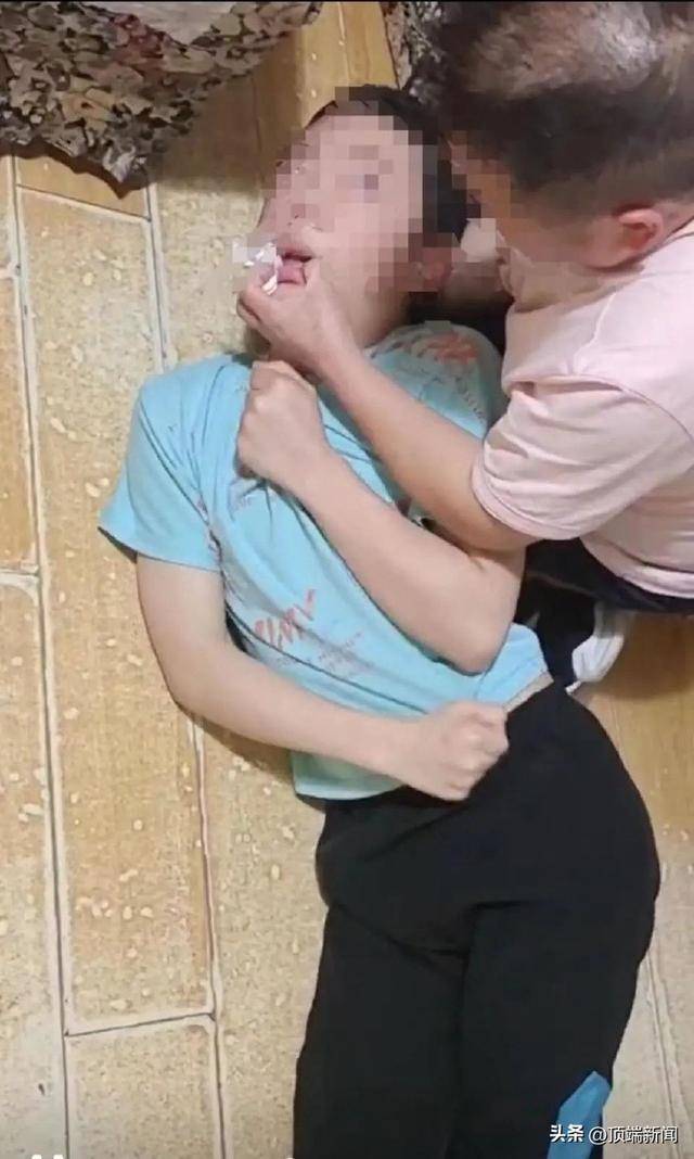男生被同学打成重伤智力倒退成幼儿,两名打人者因未满14周岁未受处罚 男生被同学打成重伤智力倒退成幼儿,两名打人者因未满14周岁未受处罚