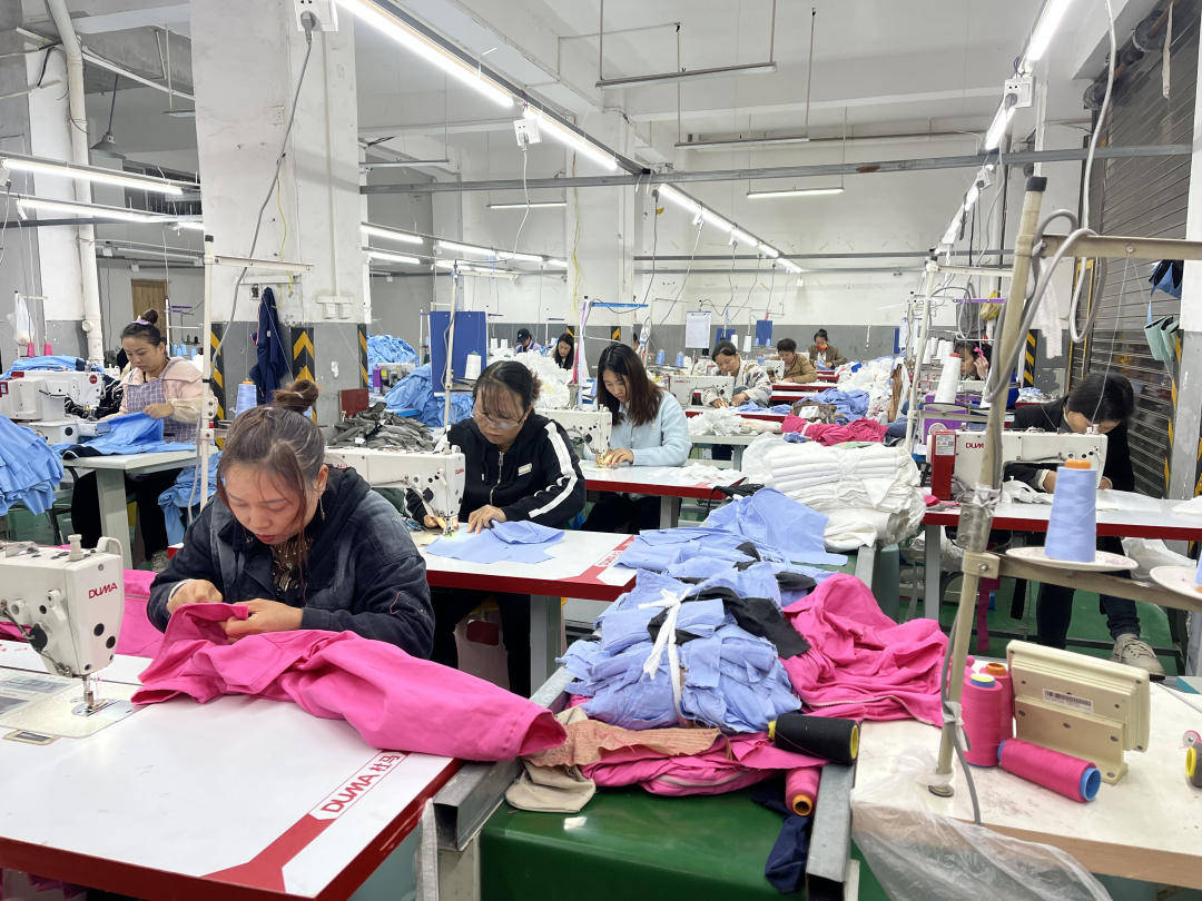 "我们马鞍社区有不少搬迁群众,有就业需求,而服装生产车间恰好需要