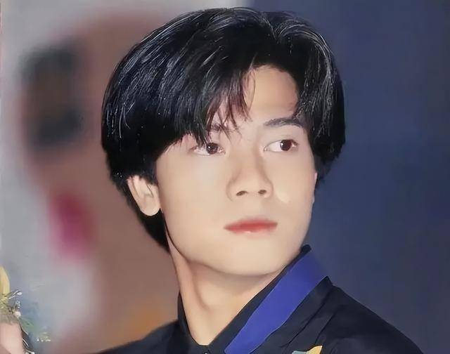 罕见!郭富城59岁庆生,方媛晒全家福秀恩爱,一家四口穿着时尚