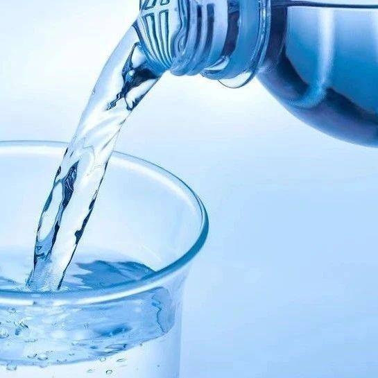 矿泉水、天然水、纯净水……究竟喝哪种水更好?_矿物质_饮用水_人体