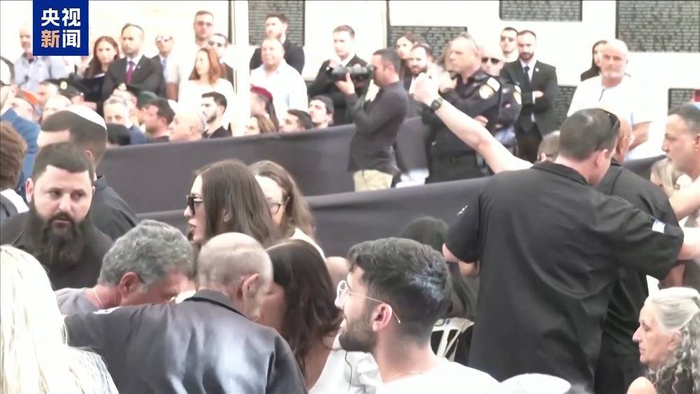 以色列民众:停止种族灭绝 让<strong></p><p>芯片 </strong>我的家人早日回家 以色列民众:停止种族灭绝 让我的家人早日回家