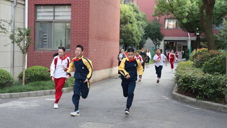 挹秀园| 临"震"不乱,防患未然——育秀中学开展防震疏散安全演练活动