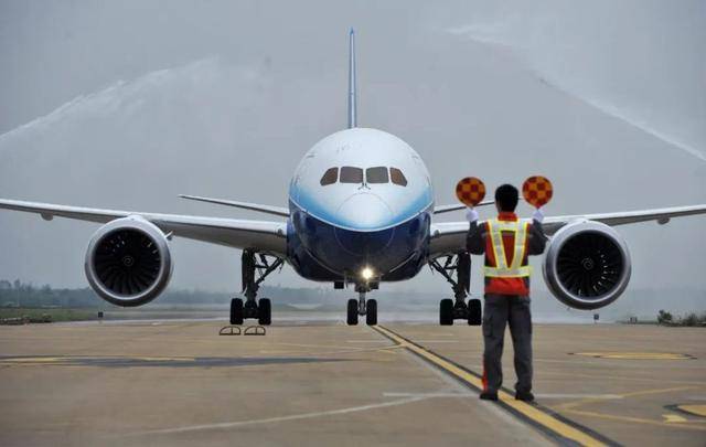 瞰天下丨祸不单行，波音公司又摊上事！“再次起飞”困难重重，忙抛股票自救