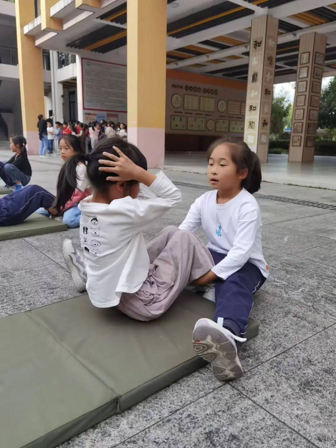 小学生仰卧举腿图片