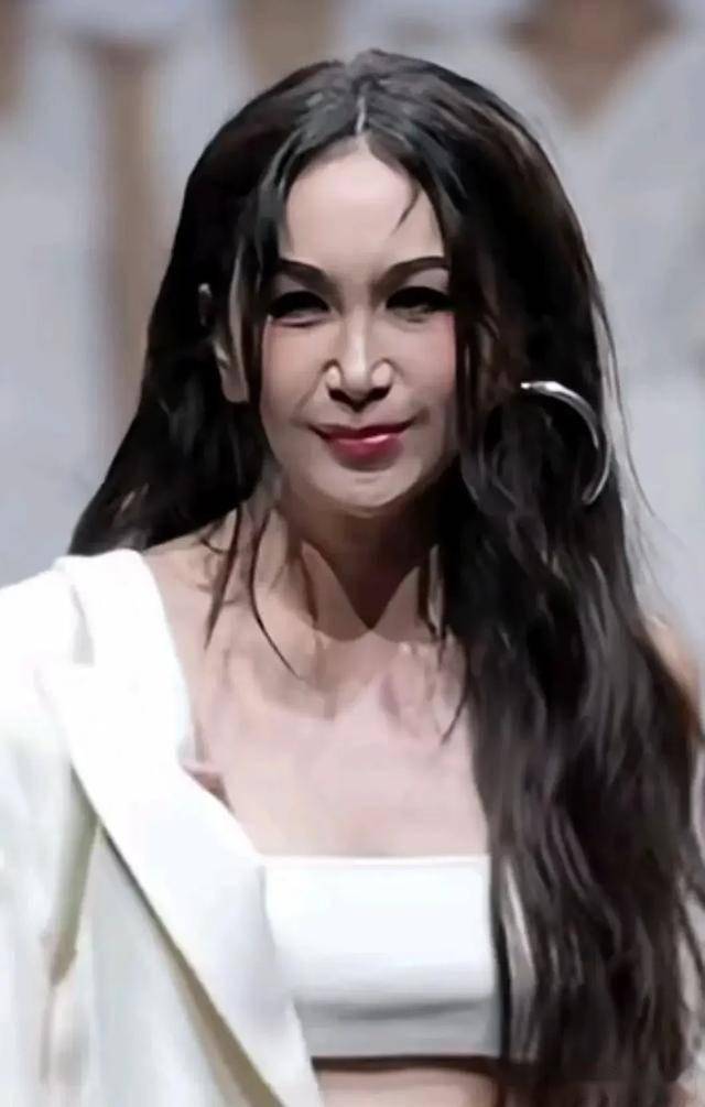 太吓人,58岁的温碧霞强行装嫩,披头散发,脖子前倾像驼背_女明星_观众