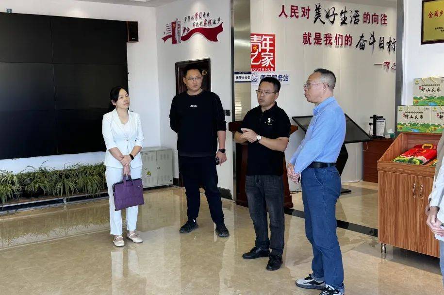 莆田团市委副书记吴晓玲,仙游团县委书记陈丽君及其他负责同志陪同