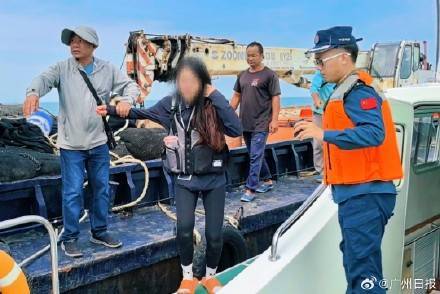 女子划桨板出海看海豚中途力竭落水 ，广东江门海警紧急救援