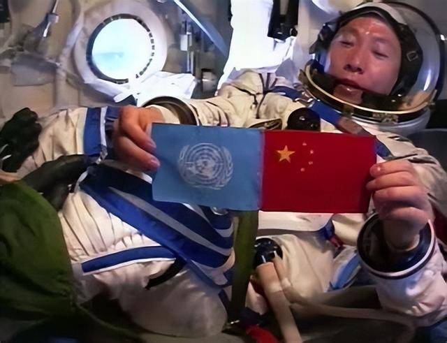 杨利伟多年后回忆进入太空,有敲窗声,庆幸自己捡回一条命_飞船_中国_窗户