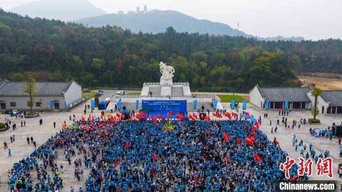 7000余人同登武汉木兰山 领略黄陂山水秋韵