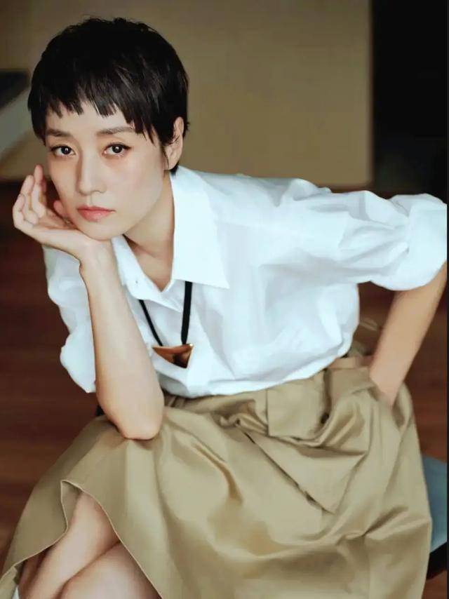 起在舞台上卑微求给中年女演员机会的海清,我更欣赏有点傲骨的马伊琍