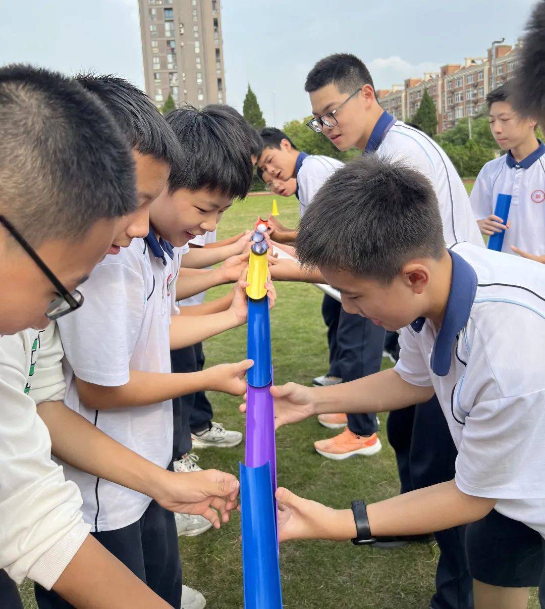 浦沿中学的趣味运动节上,同学们热情高涨,积极参与各种趣味项目.