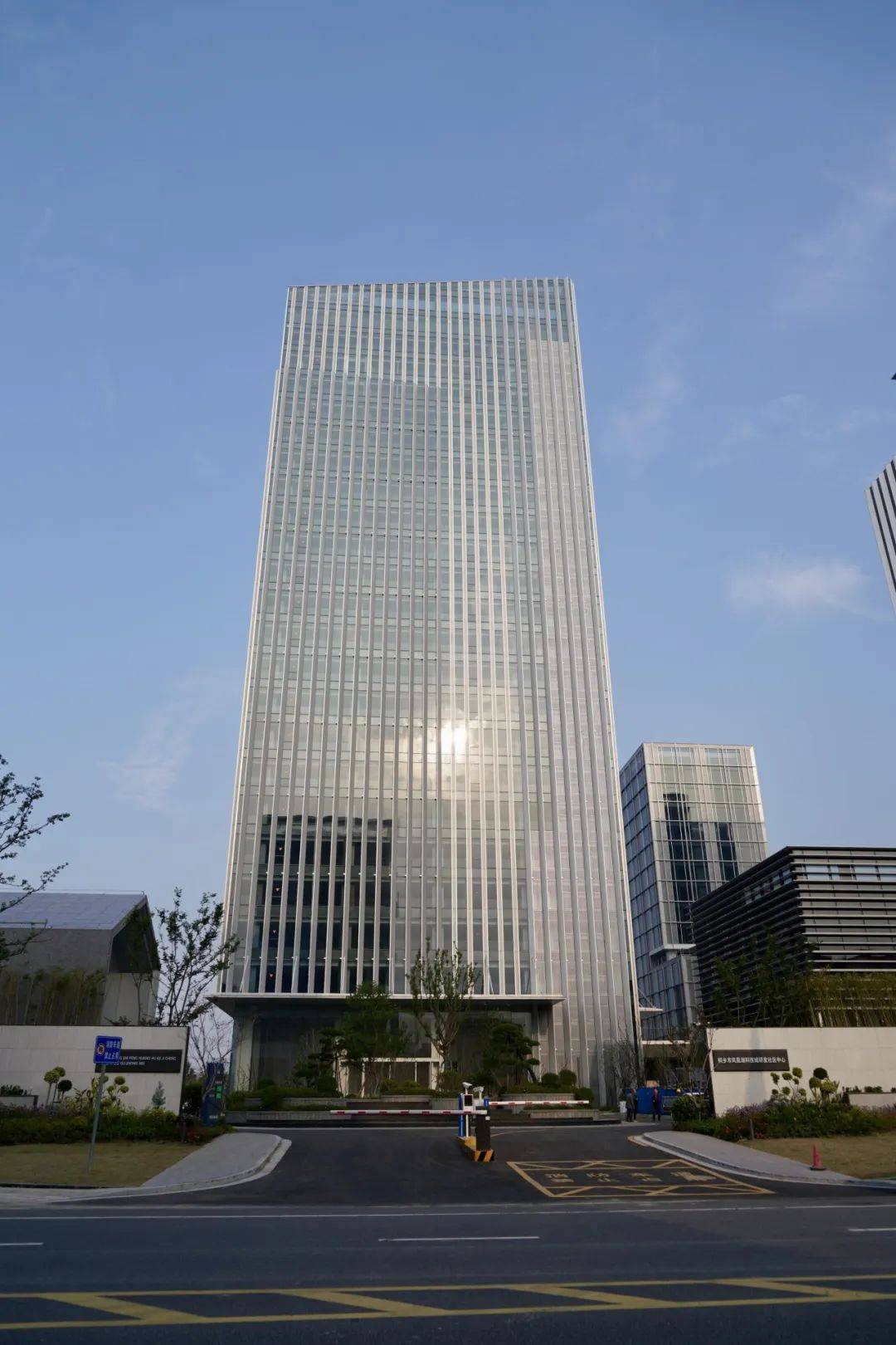 凤凰湖畔,新大楼来了!