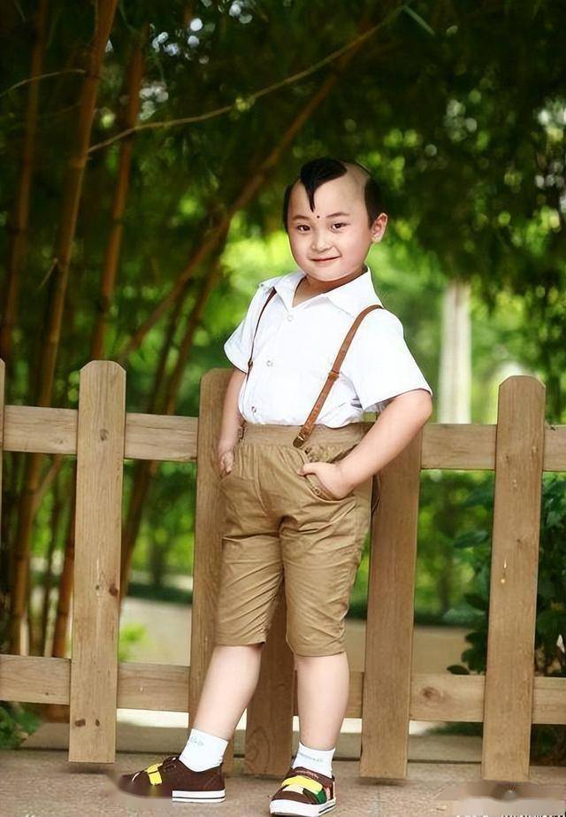 6岁上春晚8岁就去世,被父母"吸干血"的邓鸣贺,悲剧谁来买单?