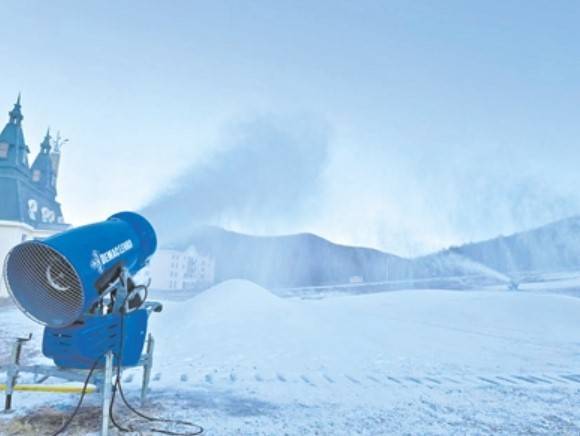 扎兰屯金龙山滑雪场加紧造雪迎接冰雪季节