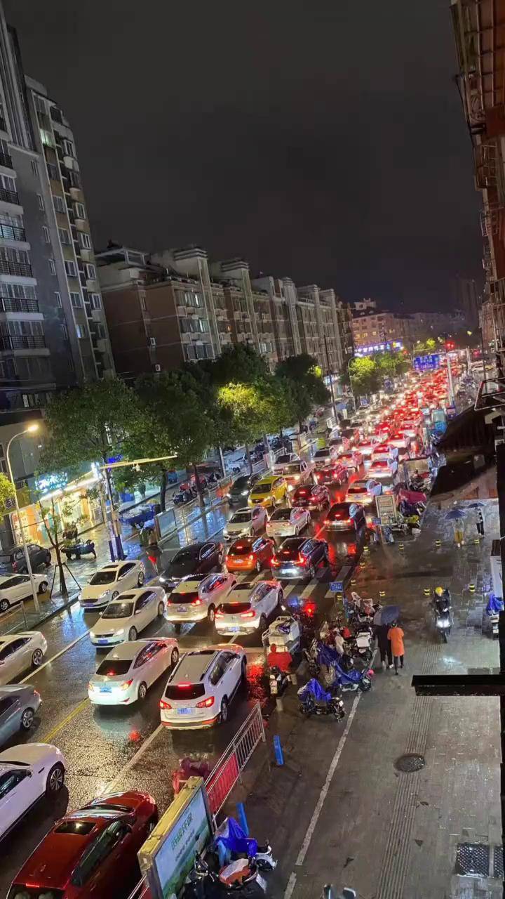 滁州市湖心路,银花菜场这段城市的夜晚霓虹更璀璨