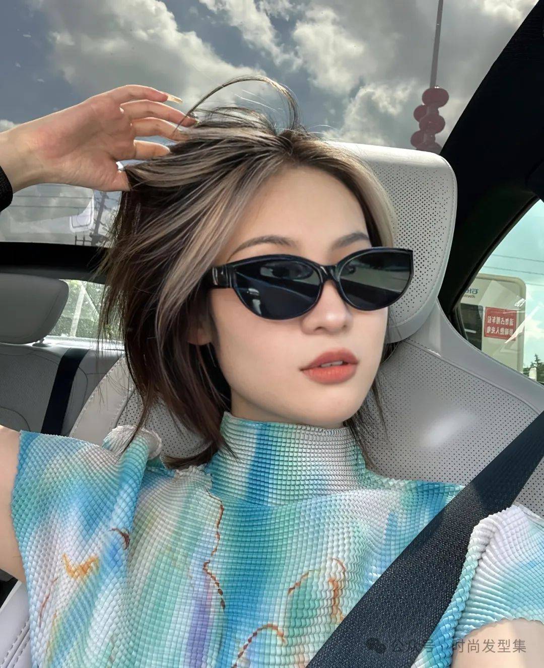 这款发型在经典的短发基础上融入了刘海染色的独特设计突出了层次感