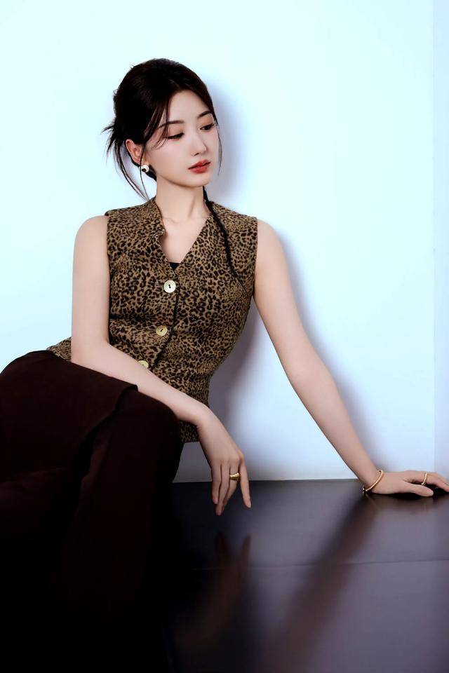 女星毛晓彤魅力造型:端庄优雅,女神范十足