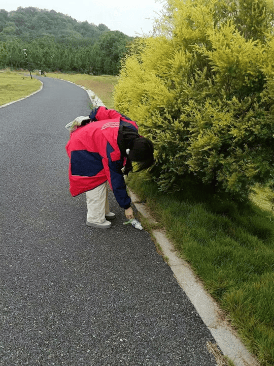 社会实践到达白雾山公园,明媚的阳光和清新的空气迎面而来,志愿者们