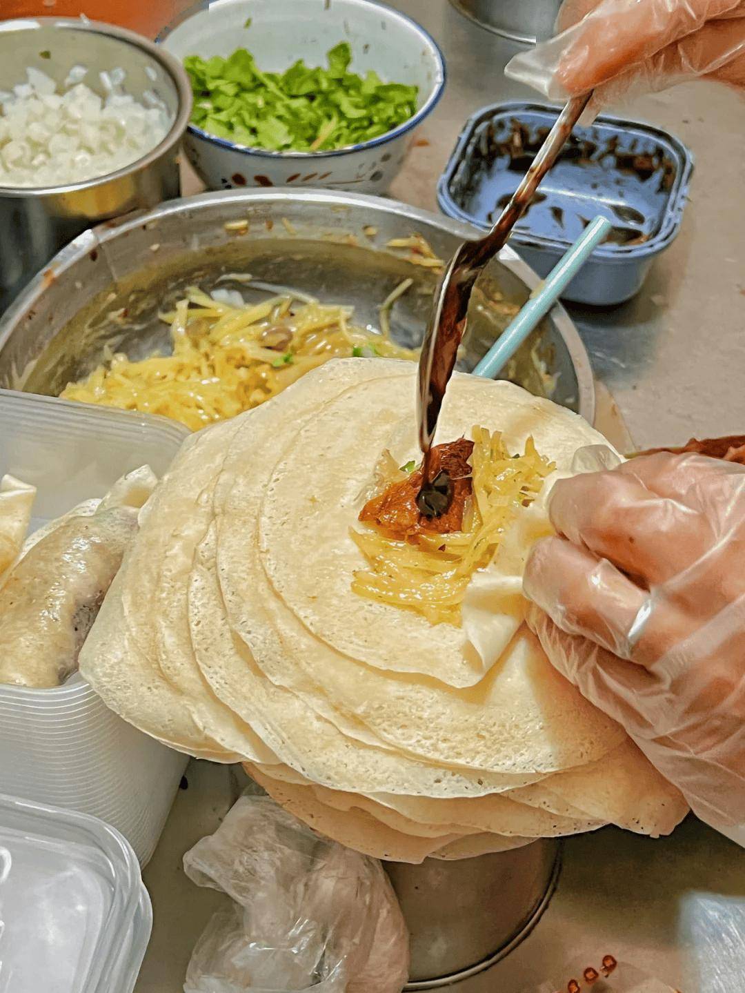 卷饼的饼皮有着恰到好处的韧性,轻轻一嚼,那股麦香便在口腔中散开