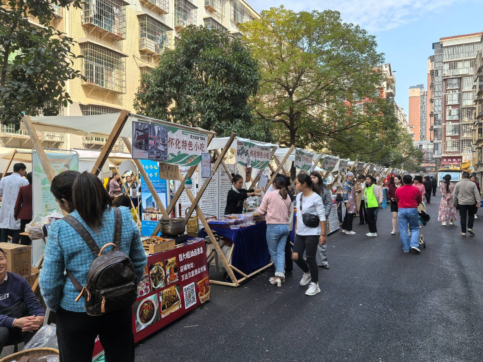 晓华理发店周围连夜铺路扩街，野生动物园携黑熊前来助阵 -华闻时空