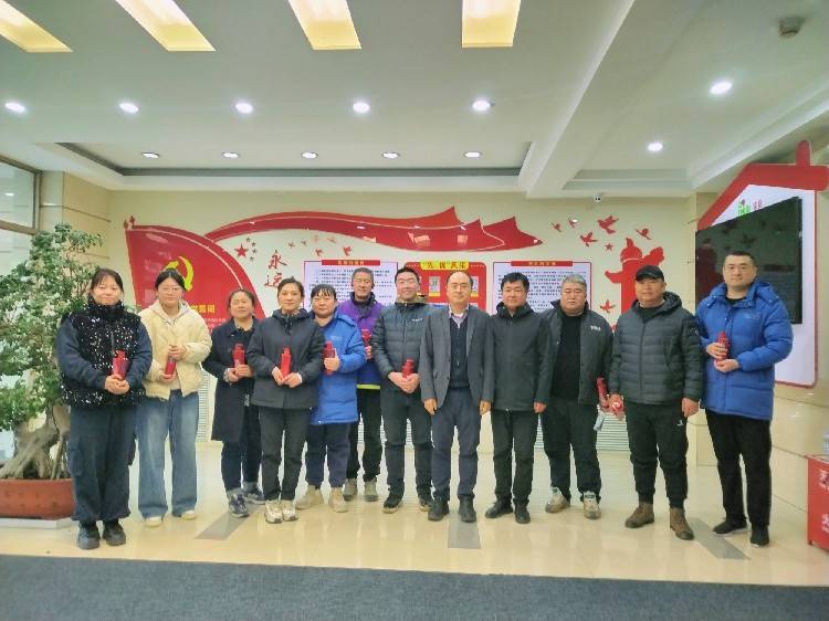 鸡西移动公司组织开展"幸福1 1"员工拔河比赛_密山_团队_鸡冠区