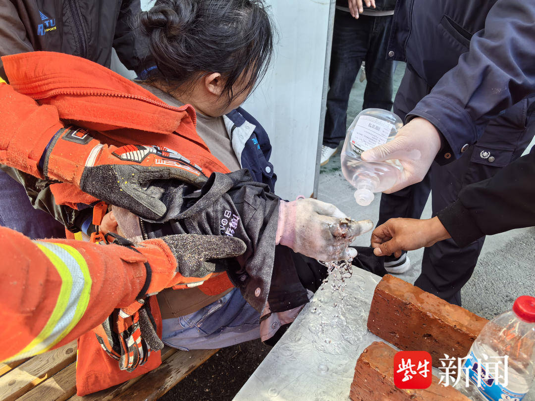 女工被机器压成两截图片